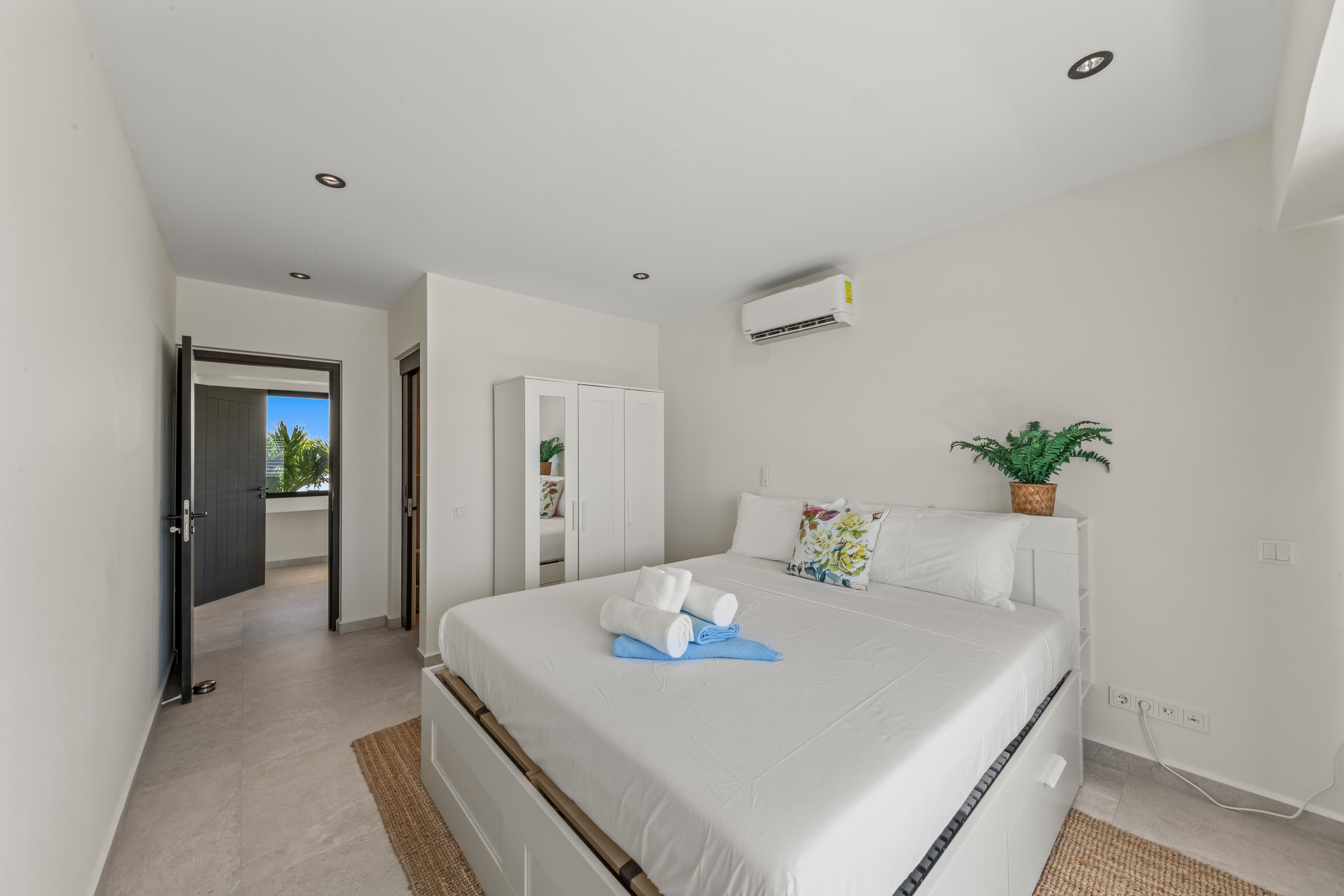 middle bedroom