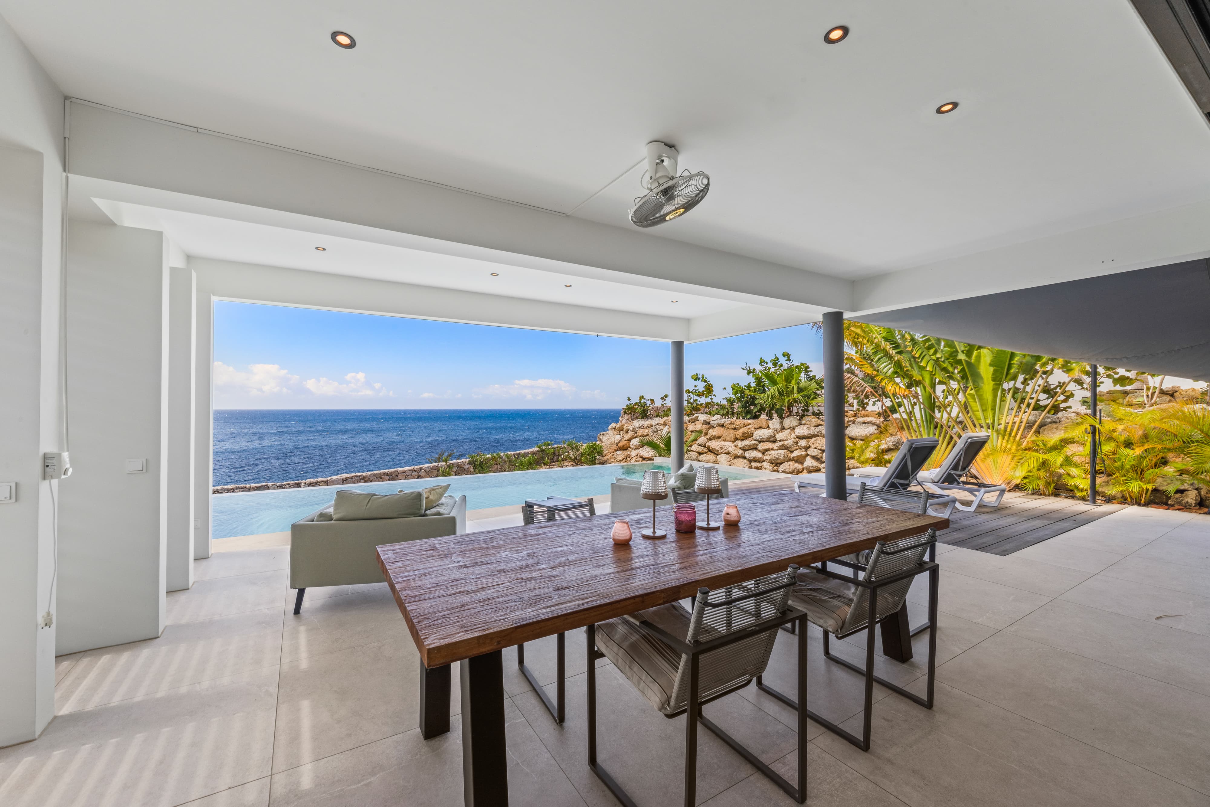 Holland House - Blue Bay - on a cliff with a phenomenal sea view